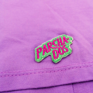 camiseta_oversize_basica_lila_parche_parchados