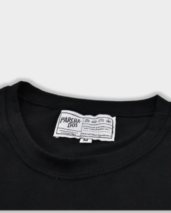 camiseta_oversize_basica_negro_cuello_parchados