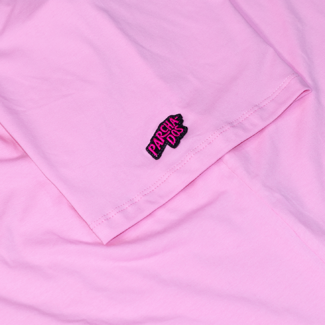 camiseta_oversize_basica_parchados_rosado_parche_negro_rosado_opti