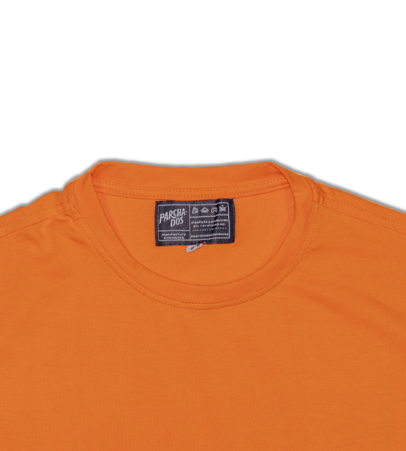 camiseta_basica_oversize_parchados_naranja_frontal_cuello